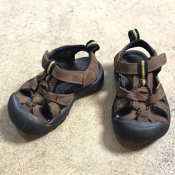 closed toe hiking sandals